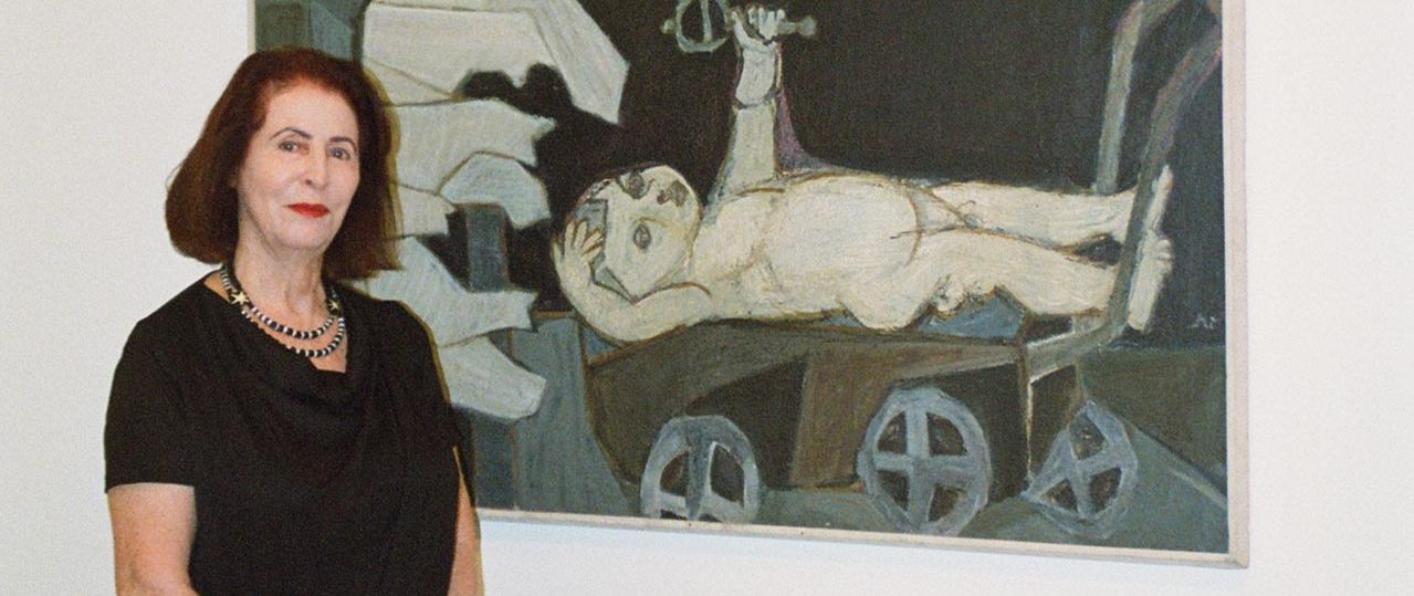 דליה לוין על רקע העבודה של אליהו גת. צילום: גל חוברה ברגמן