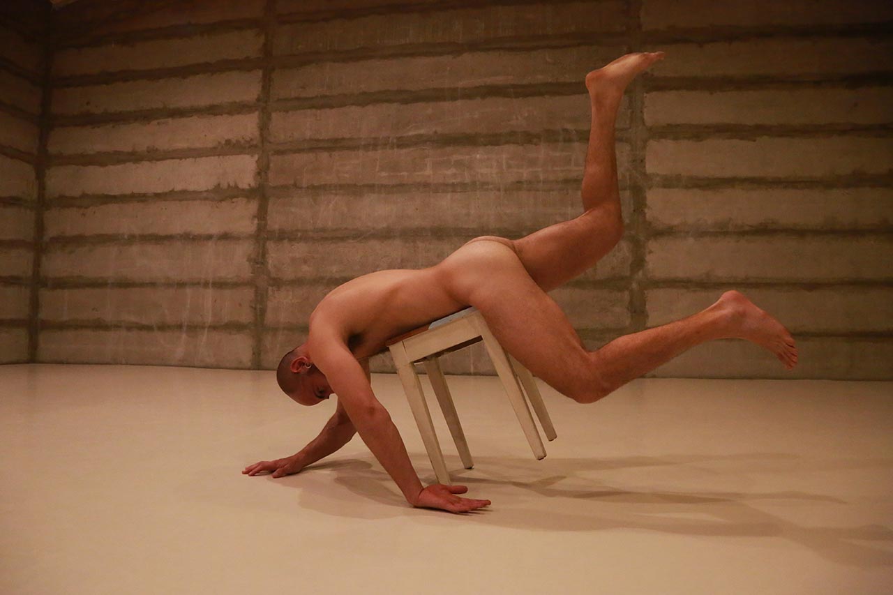 מתוך המופע Whom of A Kind של מעיין כהן מרציאנו. צילום: תמר לם