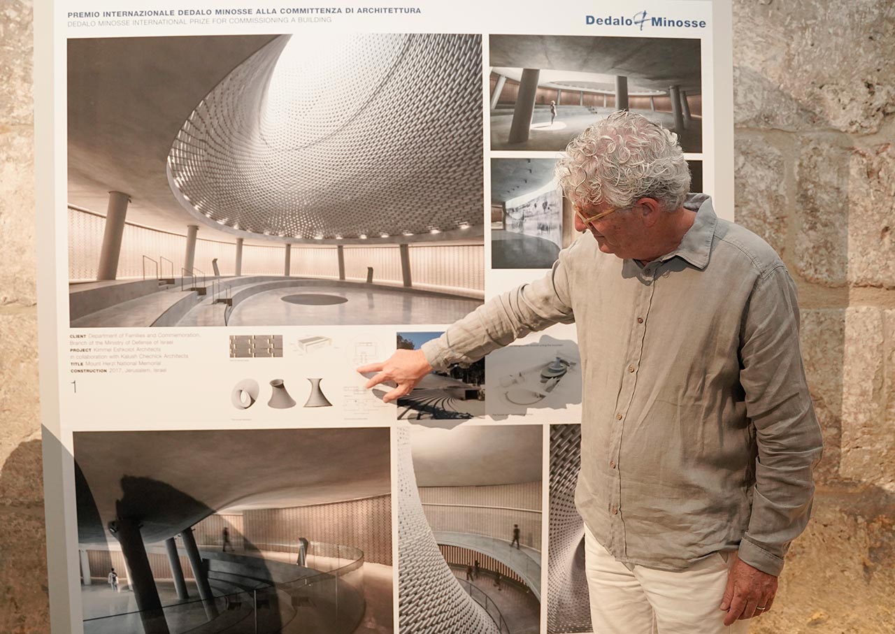 איתן קימל בתערוכה עיצוב זיכרון במוזיאון מגדל דוד. צילום: ריקי רחמן