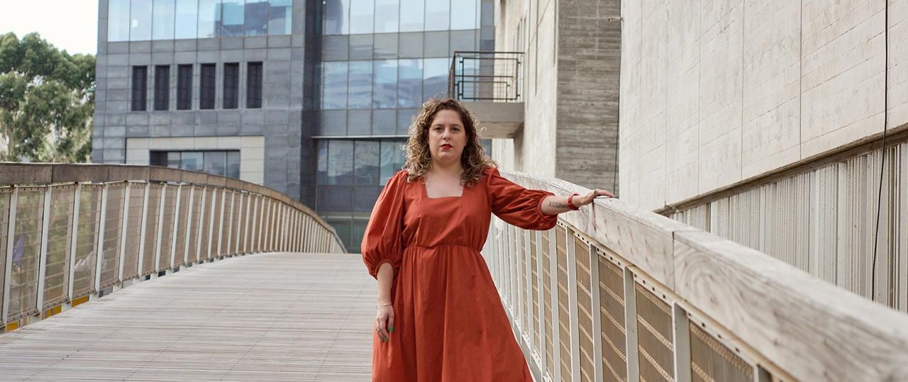 שרי גולן, על הגשר בין בית המשפט למוזיאון תל אביב. צילום: יובל חי