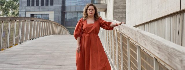 שרי גולן, על הגשר בין בית המשפט למוזיאון תל אביב. צילום: יובל חי