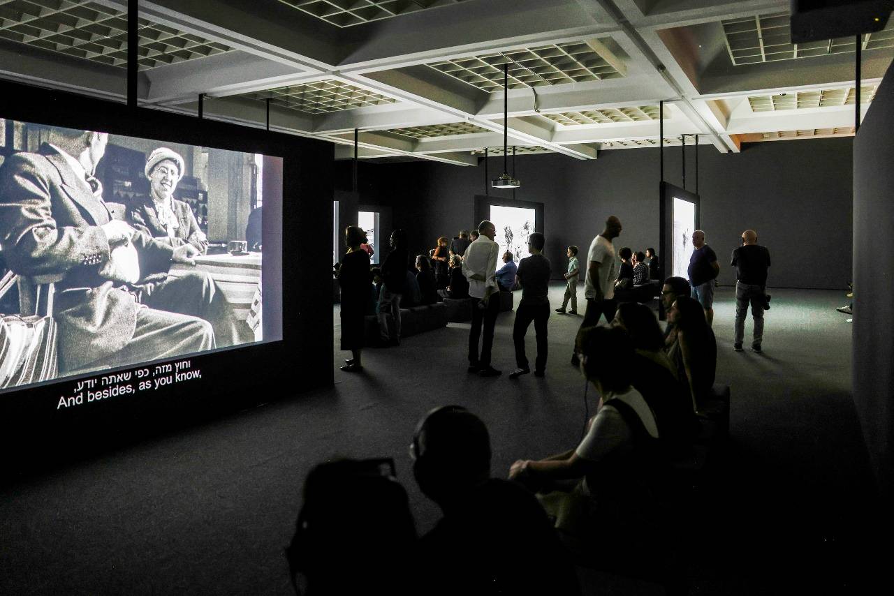 מראה הצבה בתערוכה רן טל אחרי מיכה בר־עם במוזיאון תל אביב. צילומים: גיא יחיאלי