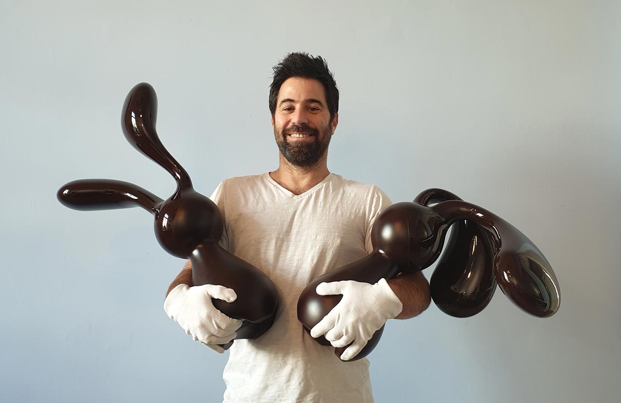דור כרמון עם הארנבים רוג׳ר ודוריס. צילומים: מ״ל