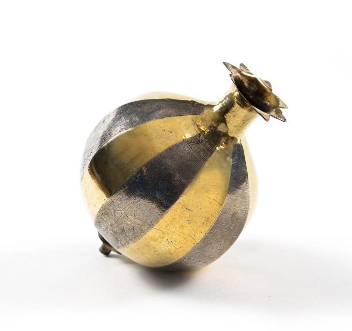 כלי שתיה דמוי רימון. איראן המאה ה־7/8