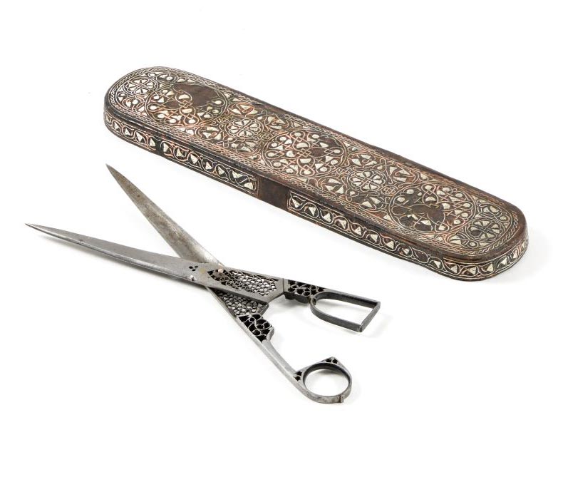 מכסה של קלמר (מימין), איראן, המאה ה־13; מספרים, איראן או תורכיה, המאה ה־18