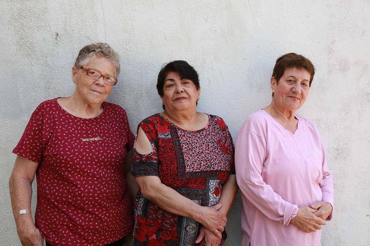 תושבות שכונת כפר במופע ספוקן וורד בהנחיית ענת דרימר
