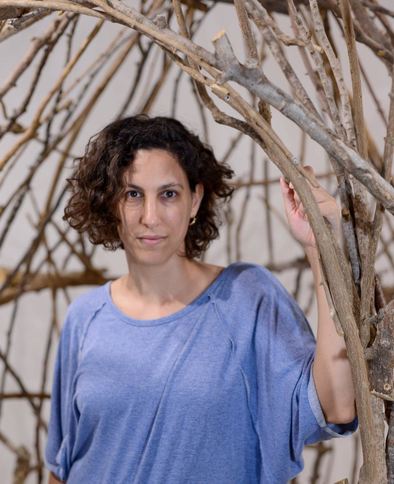 הר הקסמים: מיכל בלייר וענבל לימור פפר בקיבוץ חניתה - מגזין פורטפוליו