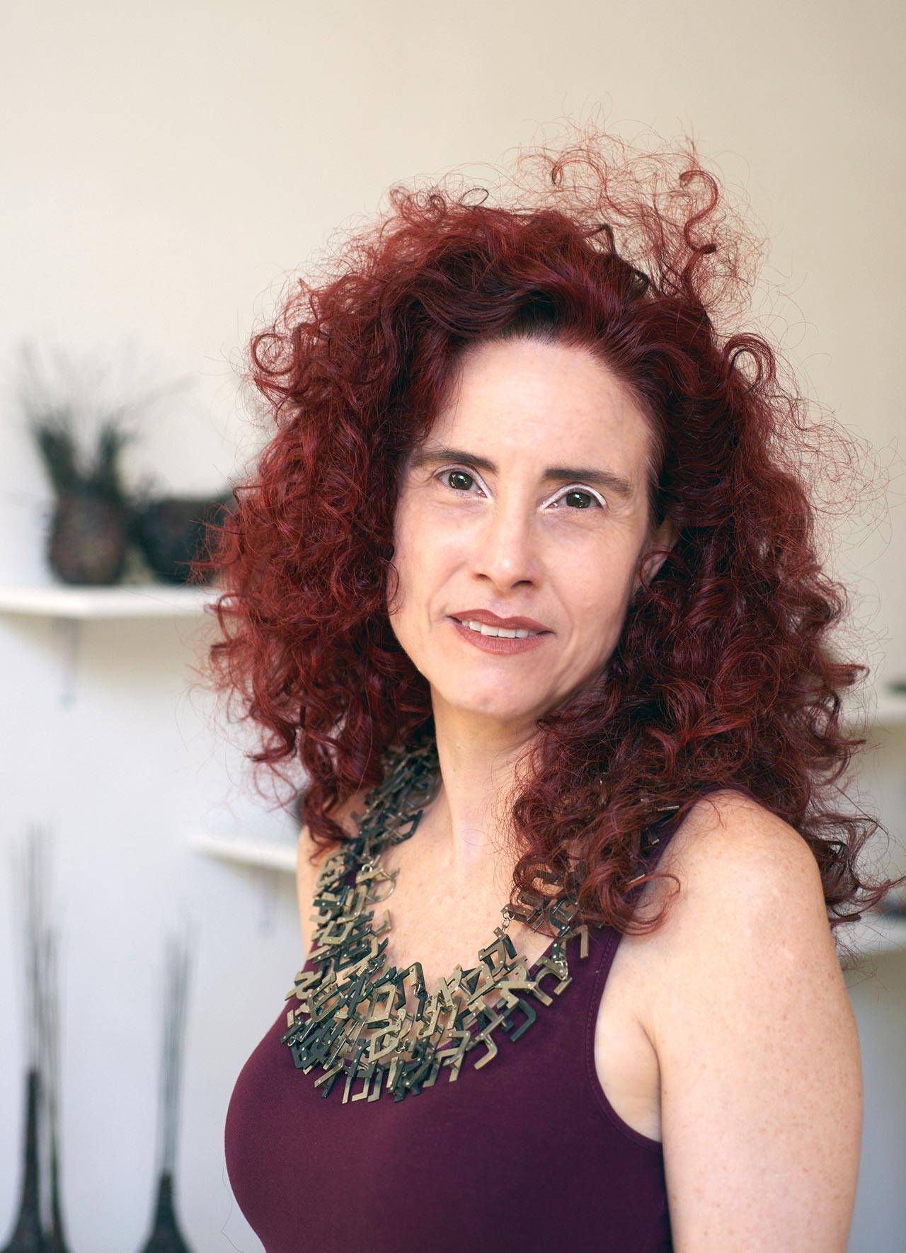 מירב רהט עונדת ענק בעיצוב זיו רייזברג. צילום: יובל חי