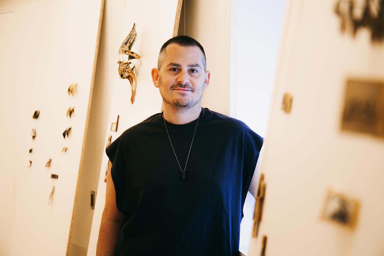 עומרי גורן בתערוכה בניו יורק. צילום: פיבי ג׳ונס