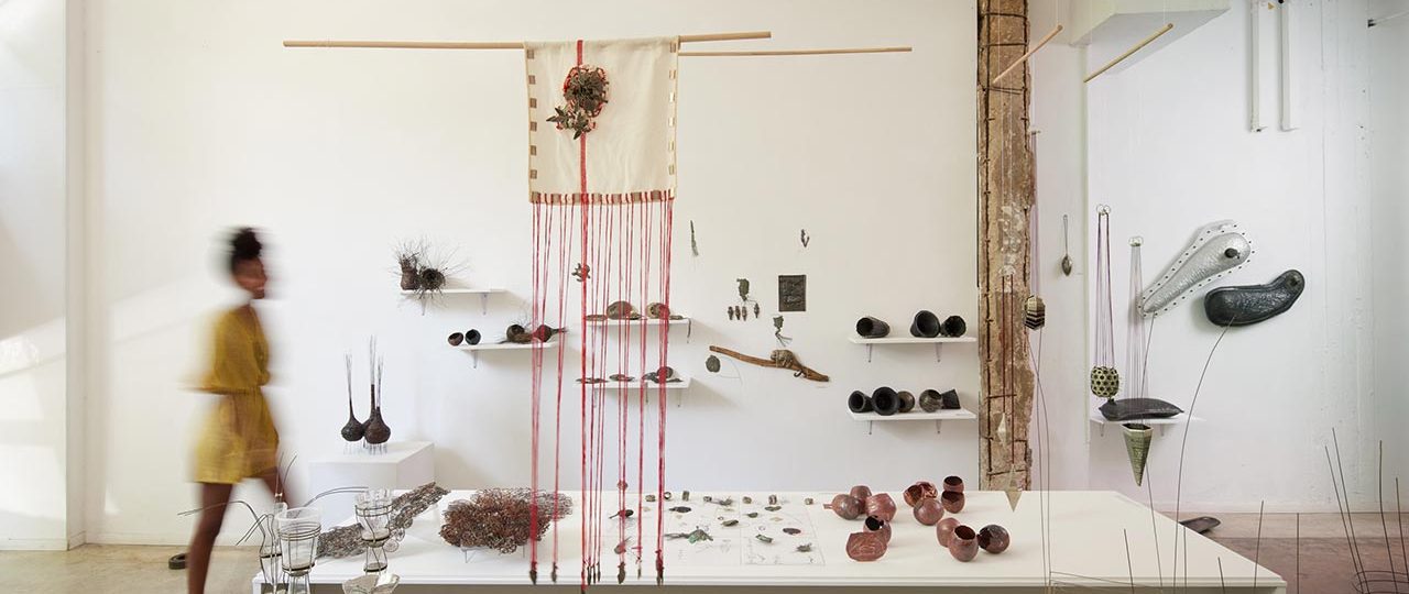 עם אצבע (הגליל) על הדופק בגלריה B.Y5. צילומים: יובל חי