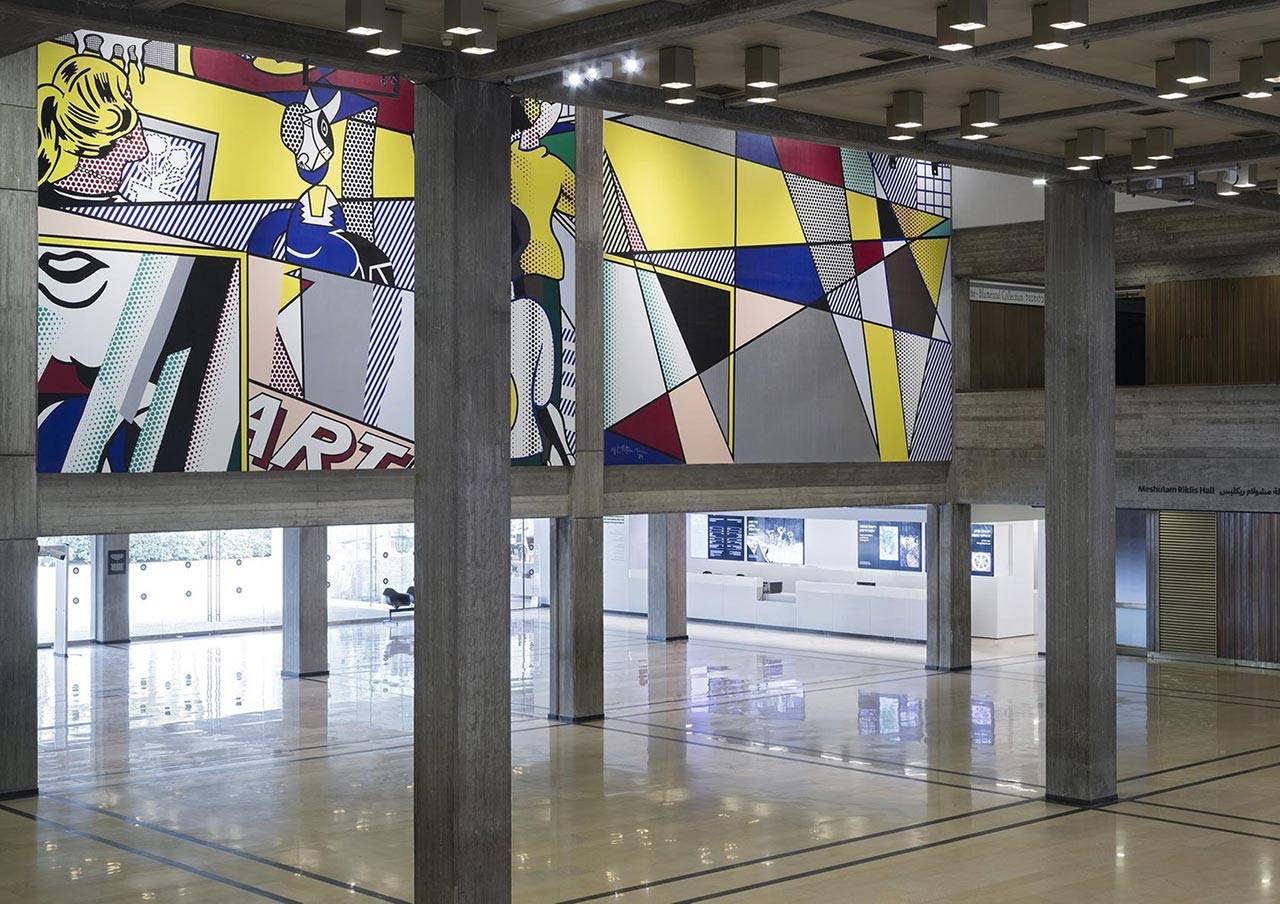 עבודת הקיר של רוי ליכטנשטיין בכניסה לבניין הראשי, מוזיאון תל אביב. צילום: אלעד שריג