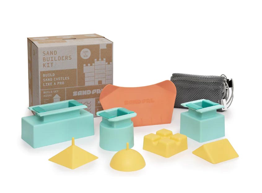 ג׳וש נמדר, משחק ילדים לבניית ארמונות בחול. צילום: מ״ל