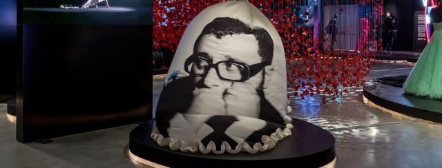 שמלה של סיאללי לבית לנווין, מתוך התערוכה ״אלבר אלבז מפעל החלומות״. צילום: אלעד שריג