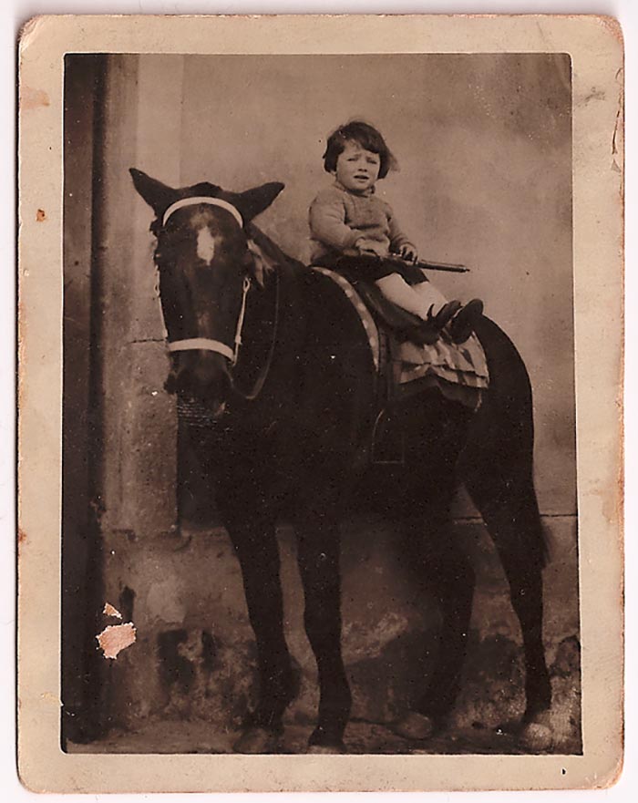 אימו של אתגר קרת, פולין, 1937. צילום: אלבום משפחתי