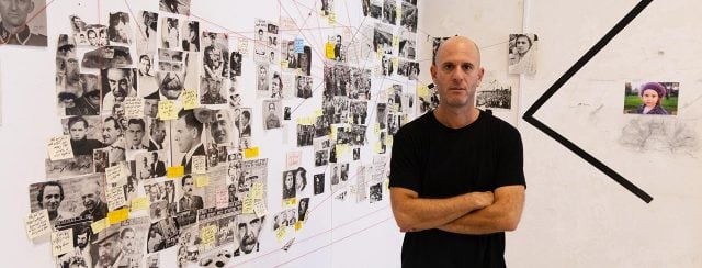 עידן גולקו בתערוכה ״P.T.SS.D Generation 3.0״. צילום: עומר מוזר