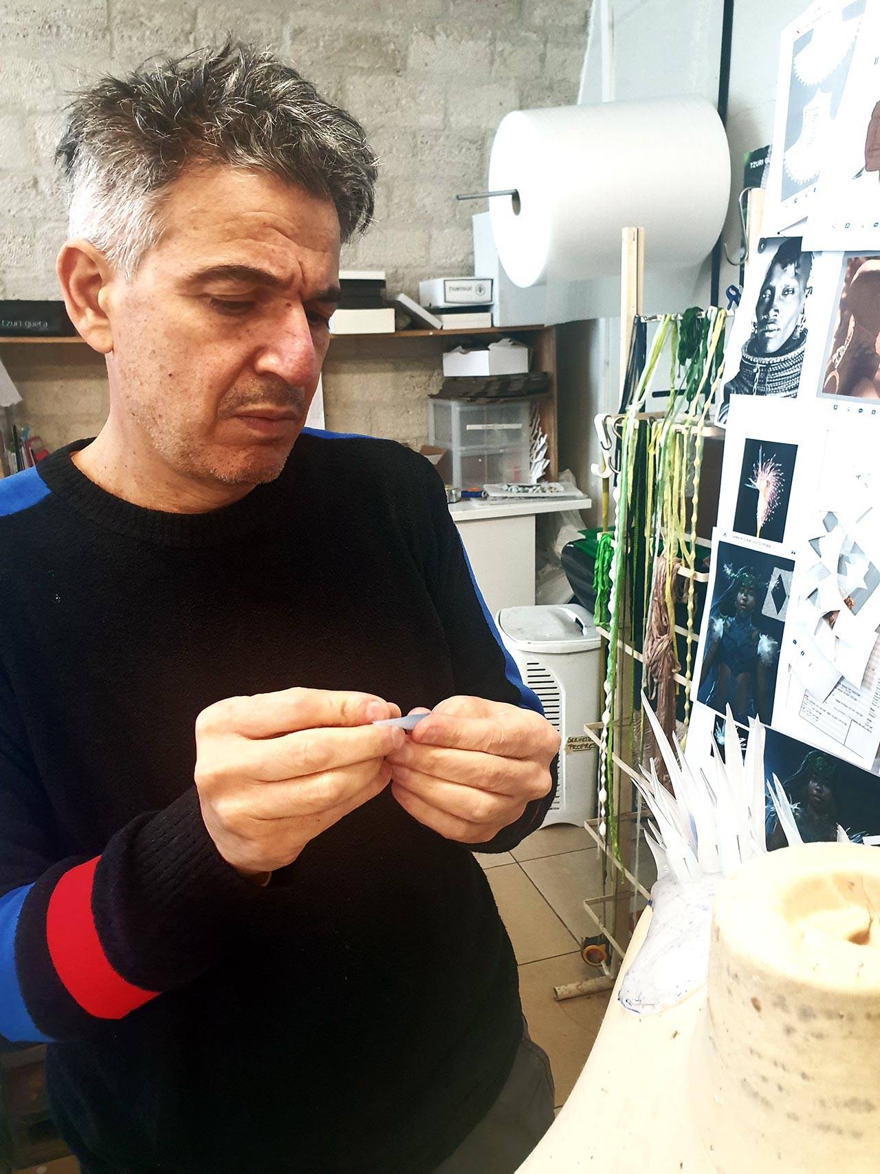 צורי גואטה בתהליך העבודה בסטודיו. צילומים: מ״ל