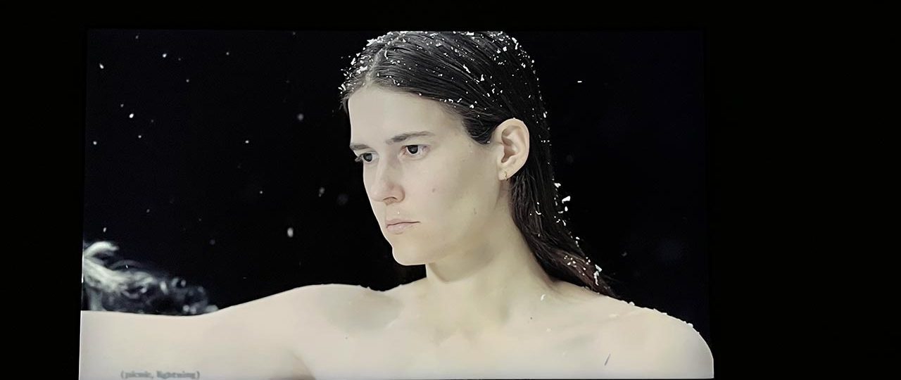 אלייזה דאגלס ב־Youth של אן אימהוף. צילומים: מ״ל