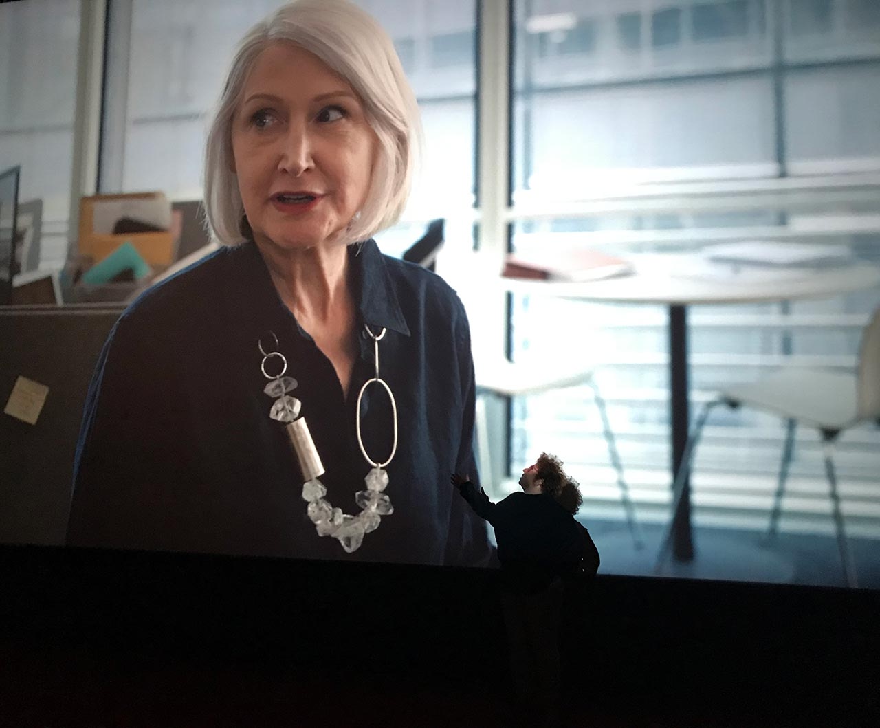 עינב בן זנו (מימין למטה) מביטה בתכשיט שעיצבה בזמן הקרנת She Said. צילום: מ״ל