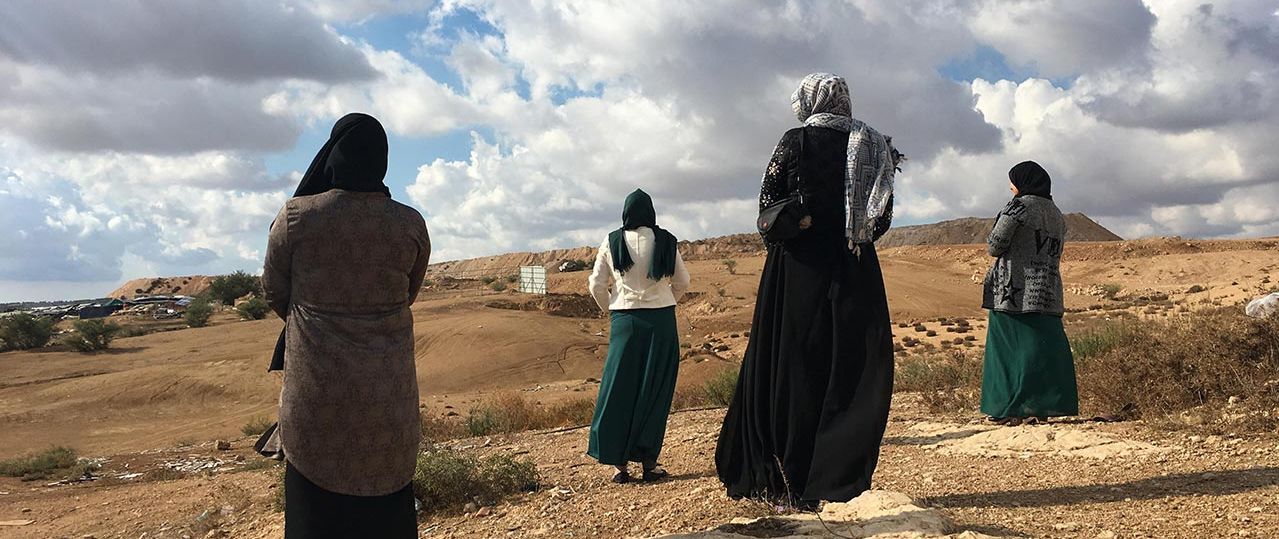 רוקיה אבו אלקיעאן ועאישה אבו אלקיען, אום אל חירן. צילום: האלה אבו פריח, פורום דו קיום
