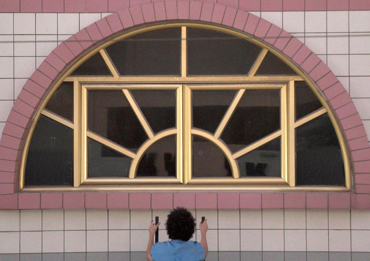 הילה טוני נבוק, דרך החלון