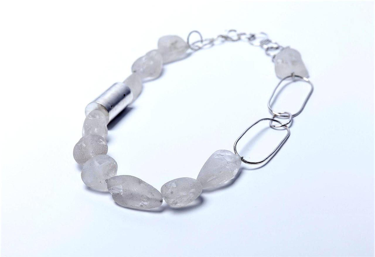 התכשיט המקורי שעיצבה עינב בן זנו. צילום: Jerome Paressant