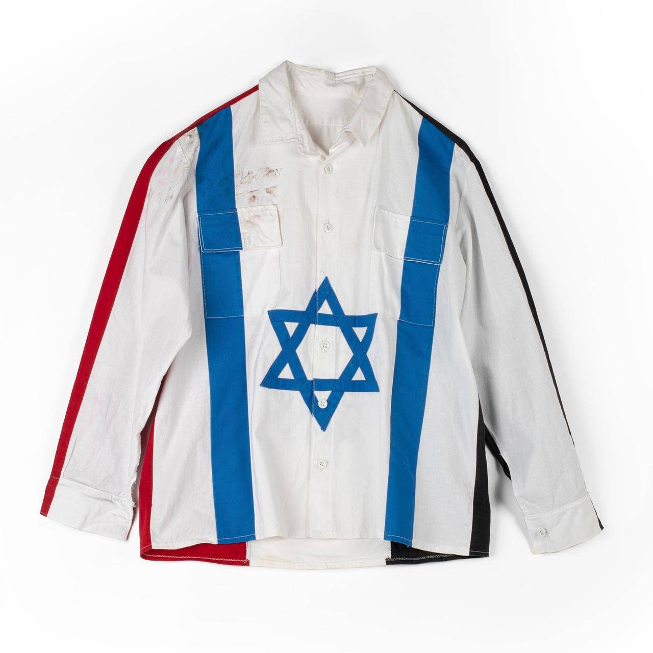 פריטי לבוש שנמצאו לאחרונה ומוצגים בתערוכה. צילומים: רופינה פלדמן