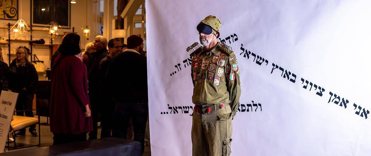 הרקדן עומר עוזיאל בתערוכה לזכרו של דני זקהיים; קום איל פו, נמל תל אביב. צילומים: רופינה פלדמן