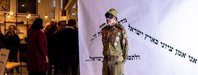 הרקדן עומר עוזיאל בתערוכה לזכרו של דני זקהיים; קום איל פו, נמל תל אביב. צילומים: רופינה פלדמן