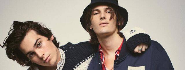 דילן ופריס ברוסנן לטומי הילפיגר בפקטורי 54. צילום: מ״ל