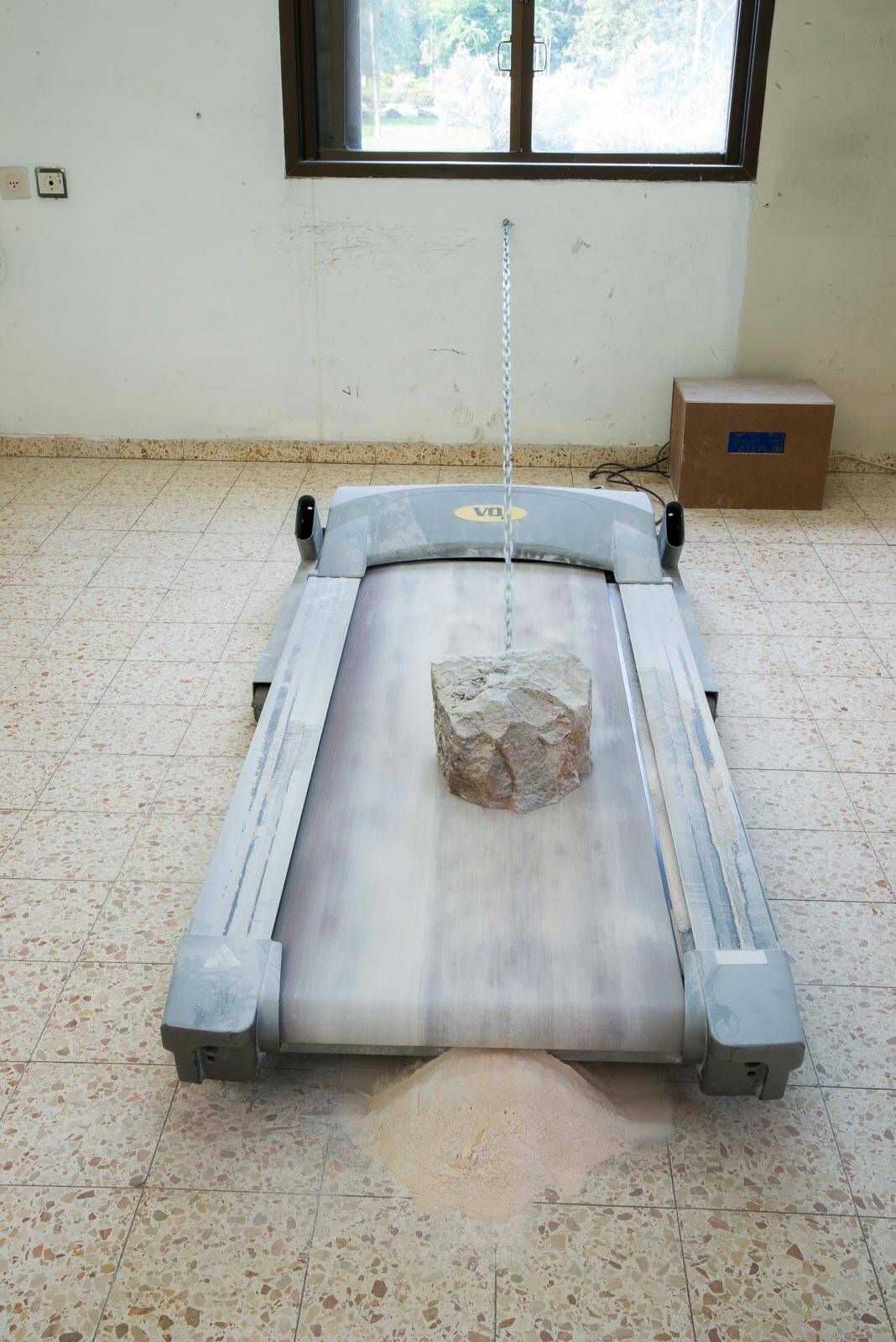 ניב גפני, ללא כותרת (הליכון, שרשרת ואבן ירושלמית)