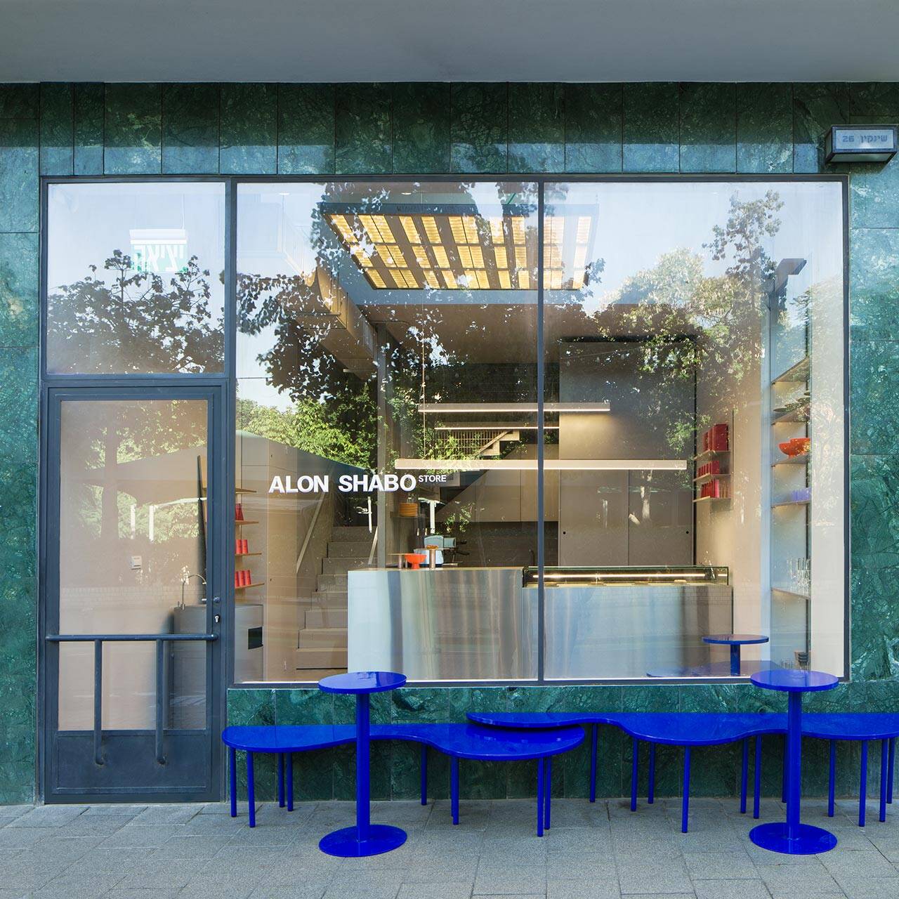 החנות החדשה של אלון שבו ברחוב שינקין. צילומים: עידו אדן
