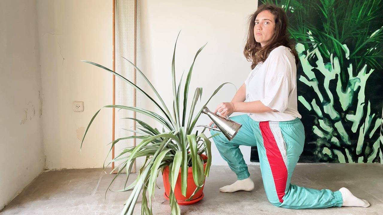 שירי רוזן, לאף אחד לא אכפת שגרת בברלין. עיצוב: אקסאמ; צילום ועריכה: נעה שמחיוף שחף; בימוי: נעה שמחיוף שחף, שירי רוזן ואביב שחורי
