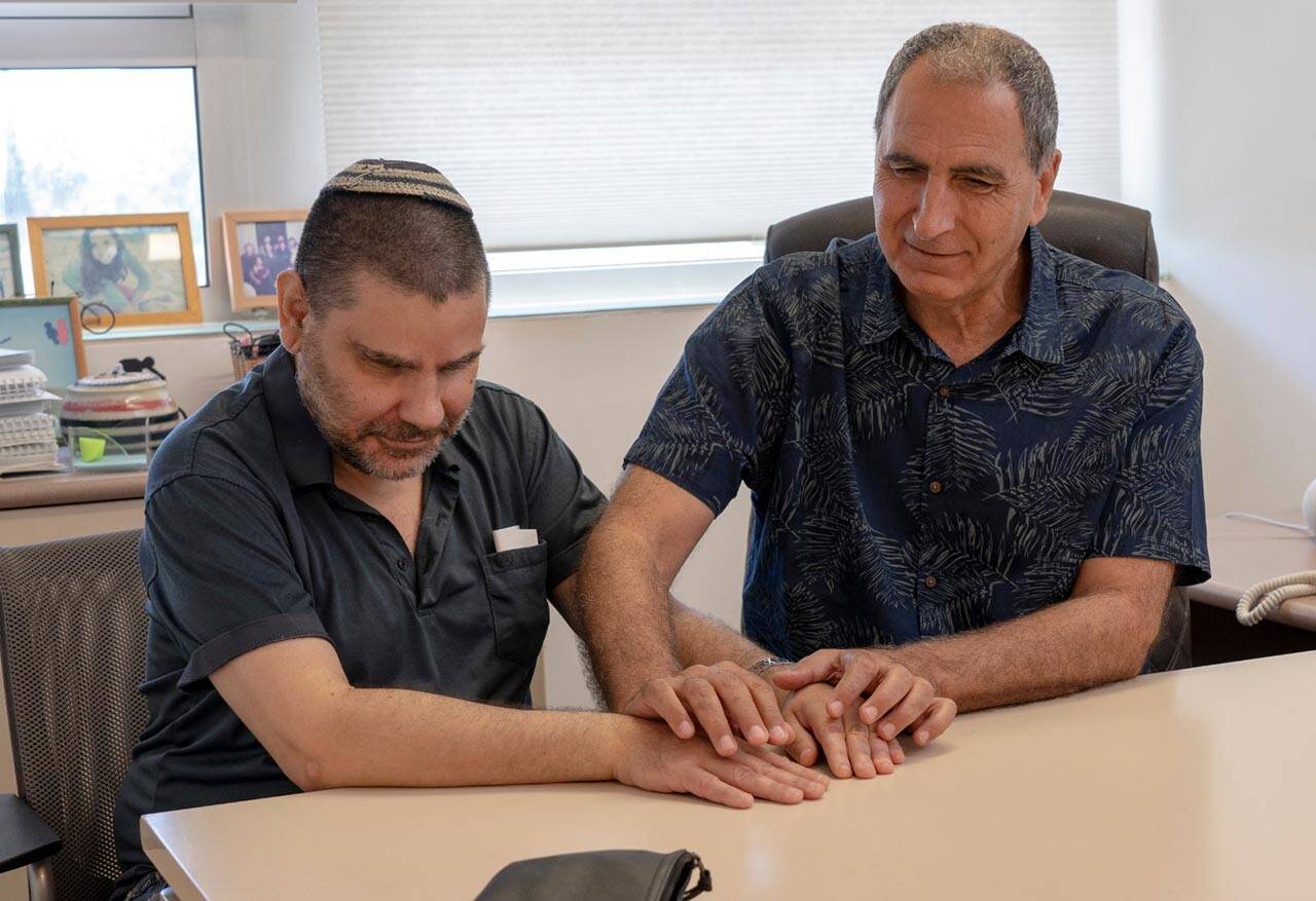 מתוך הסרט של ירון בן יעקב על איציק חנונא. צילום: ספריית העיוורים