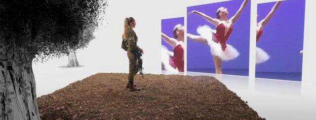 ניצן כורז גופר במכונת המיתוסים. צילומים: כאן 11