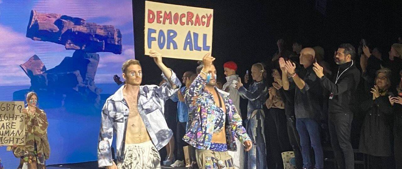 סיום התצוגה של דוד וקסלר בפתיחת שבוע העיצוב. צילום: סהר שלו