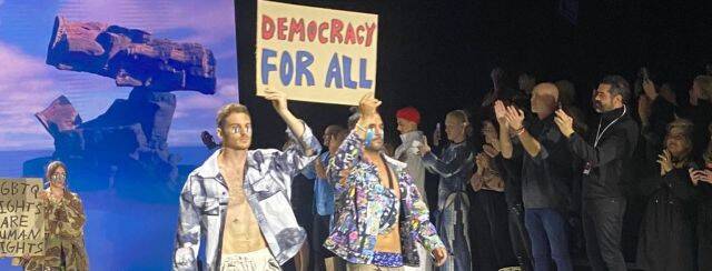 סיום התצוגה של דוד וקסלר בפתיחת שבוע העיצוב. צילום: סהר שלו