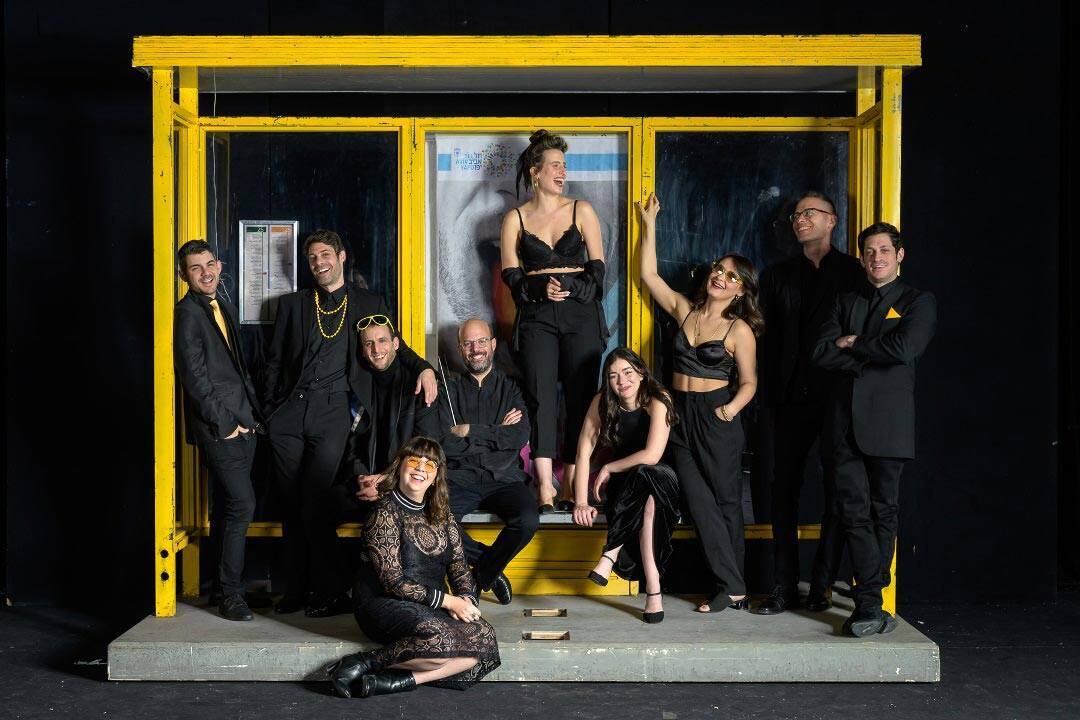 תזמורת המהפכה מנגנת אתגר קרת. צילום: גבריאל בהרליה