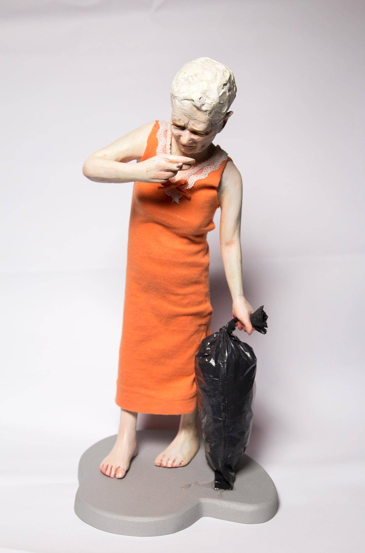 ורד אהרונוביץ, אמא עם שקית זבל. צילום: מיכאל לירן