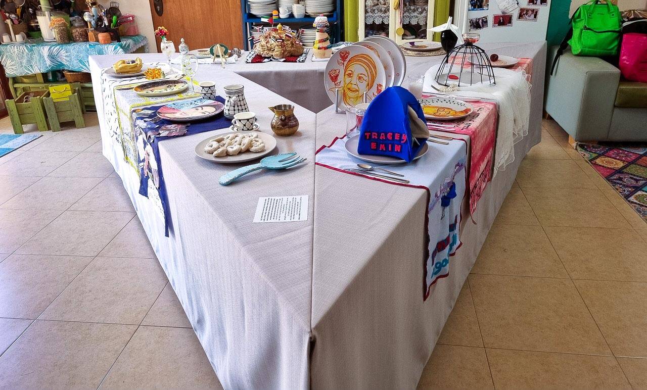 קבוצת פדארט וחברות עמותת נג׳ם, בהשראת שולחן ארוחת הערב של ג׳ודי שיקגו. צילום: ענבל כהן חמו