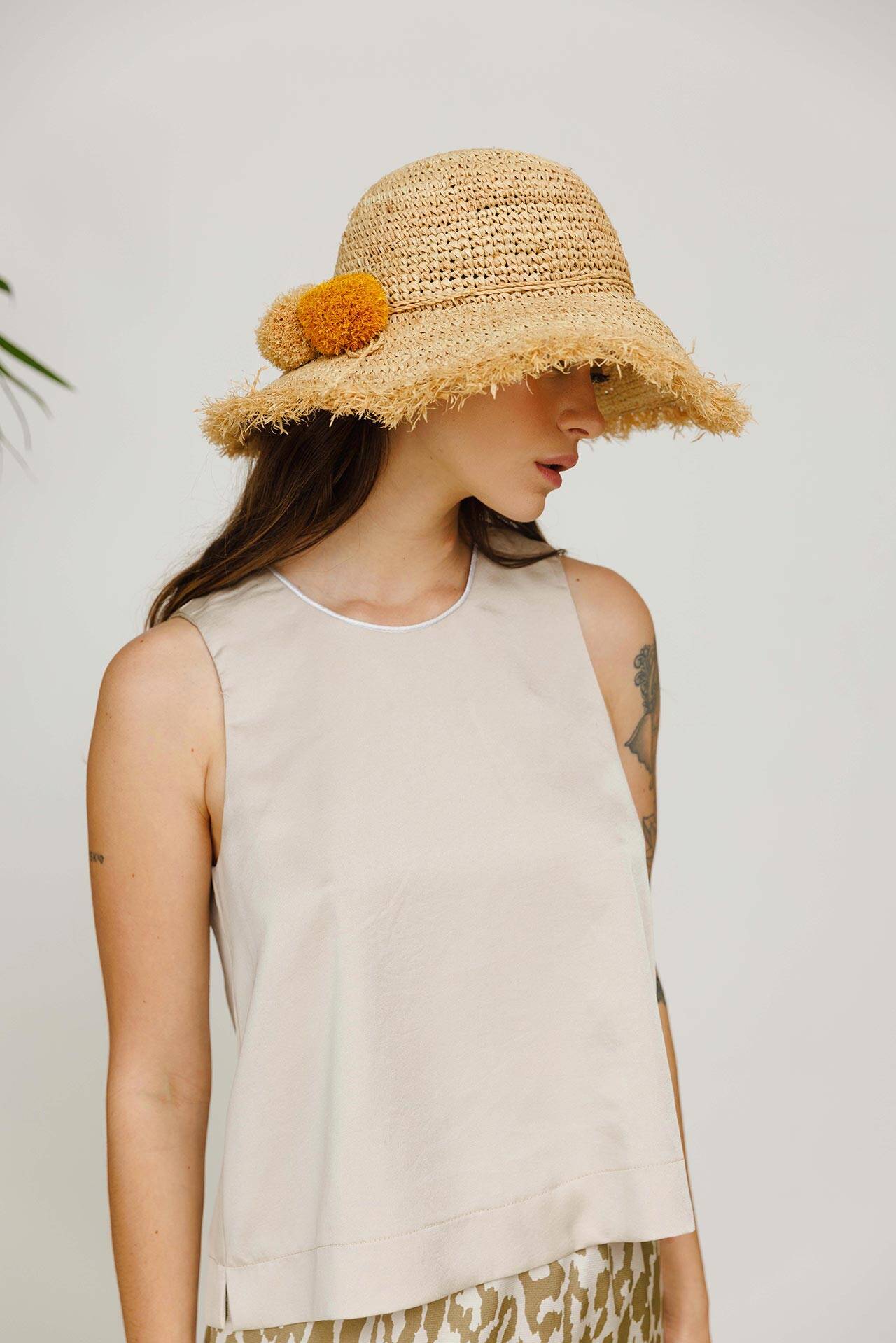 כובעים לקיץ ב־Justine Hats. צילומים: שני הנסב