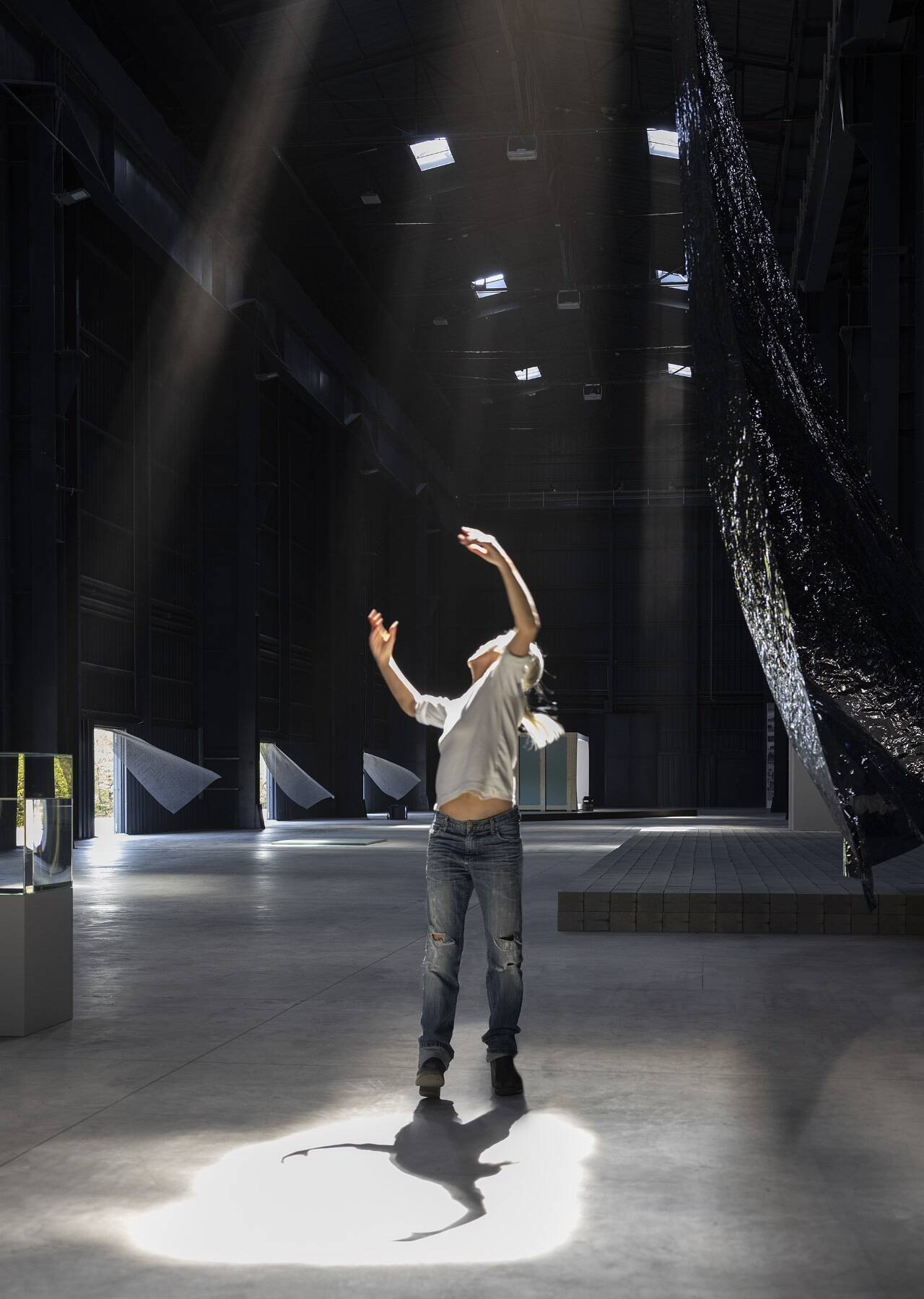 Pioverà, פרפורמנס של אן טרזה דה קירסמקר בתערוכה Grand Bal