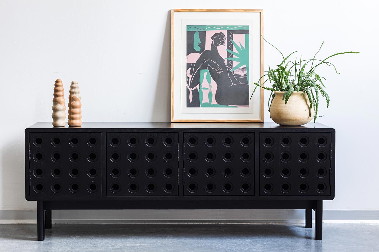 רהיטים בעיצוב ברוטליסטי ב־frill furniture. צילומים: הדר דולן