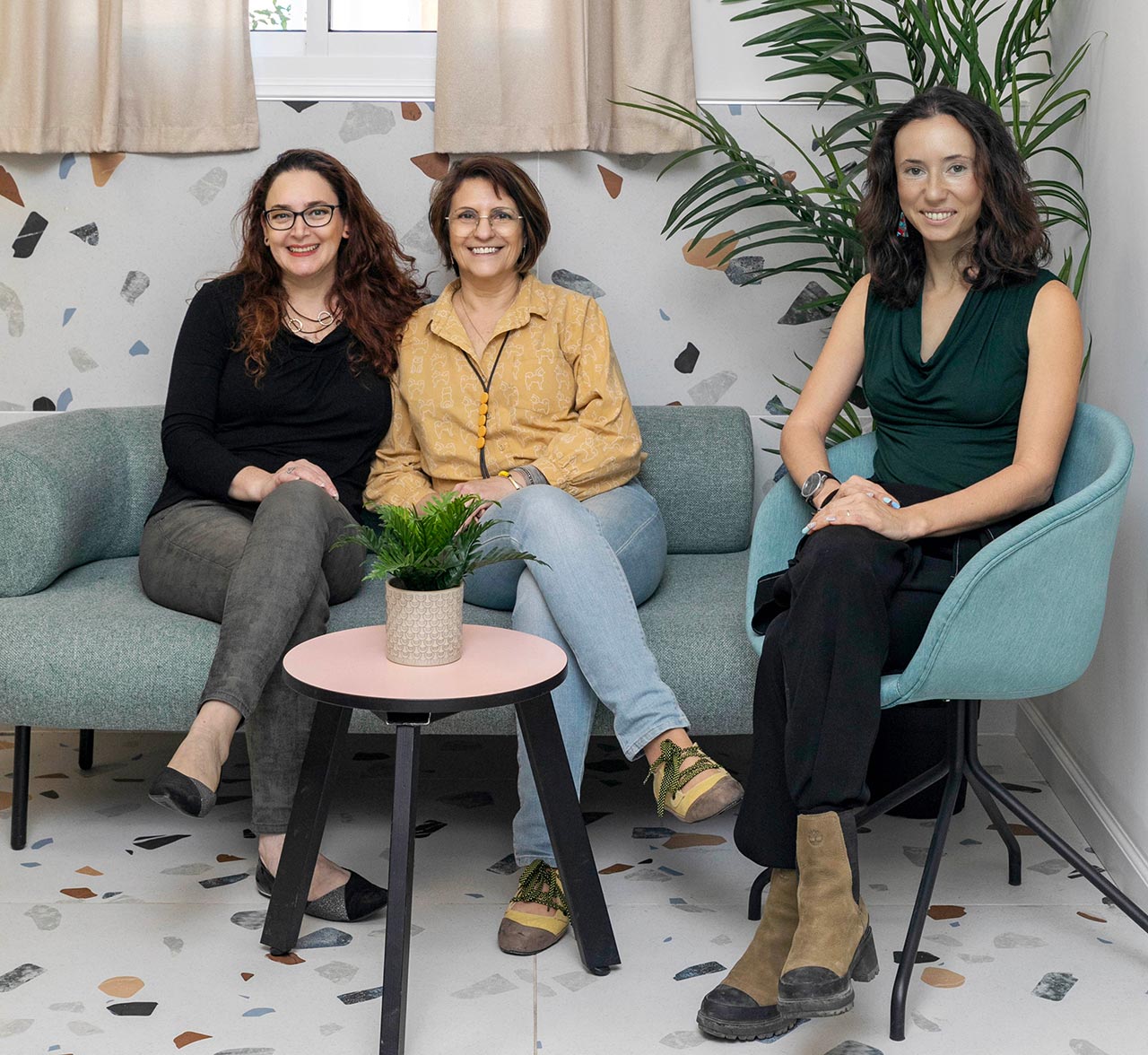 מימין: אלכסנדרה גולדשטיין, אלינה פיירמן, נעמי שמיסטר