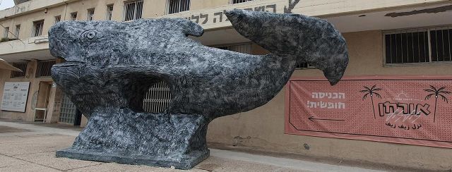הלויתן של וליד קשאש ברחבת הכניסה לאורחן. צילומים: מירב רהט