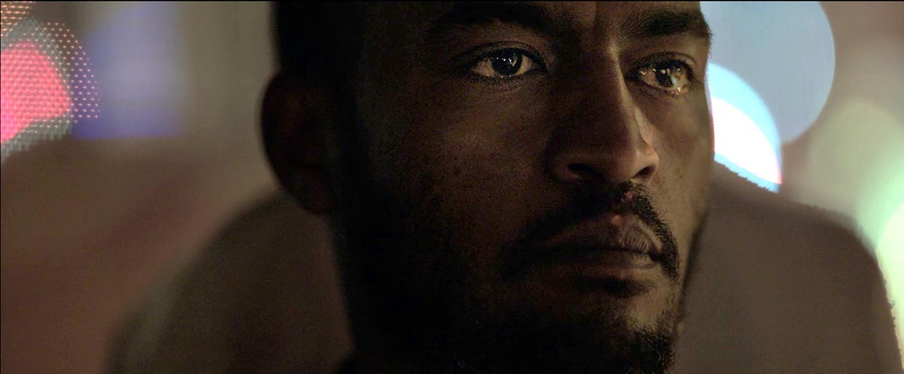 שלום הגר, מתחת לצל של השמש. צילומים: עפר ינוב