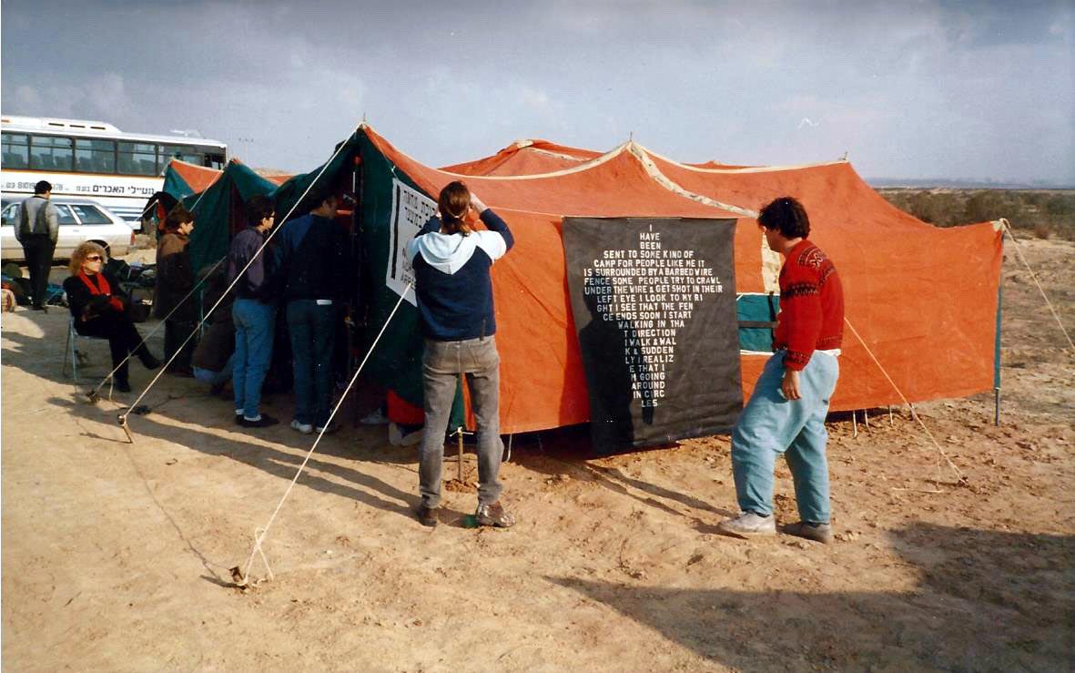 תערוכת מחאה מול מחנה המעצר אנסאר בנגב, 1989; עבודה מוצגת: ג׳ניפר בר לב