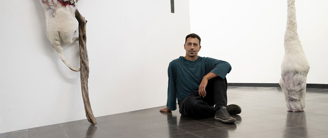 משה רואס בתערוכה ארכיפלגו במוזיאון בת ים. צילום: כרמית חסין