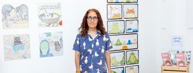 אילנה זפרן בתערוכה חתולים וחיות אחרות. צילומים: חנה נודלמן־פאוסט