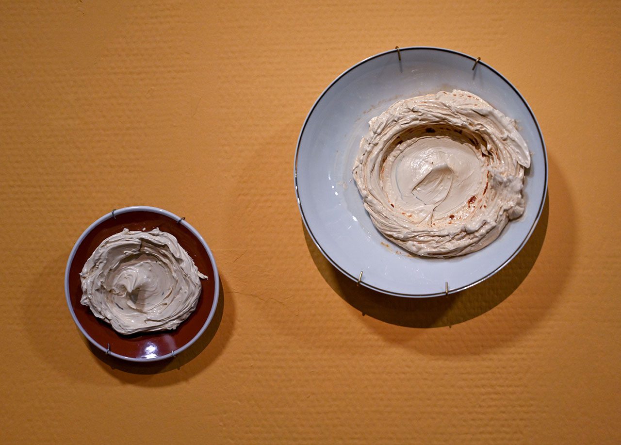 אלי פטל. מימין: חומוס, 2000 -2003; חומוס קטן 2002-2005