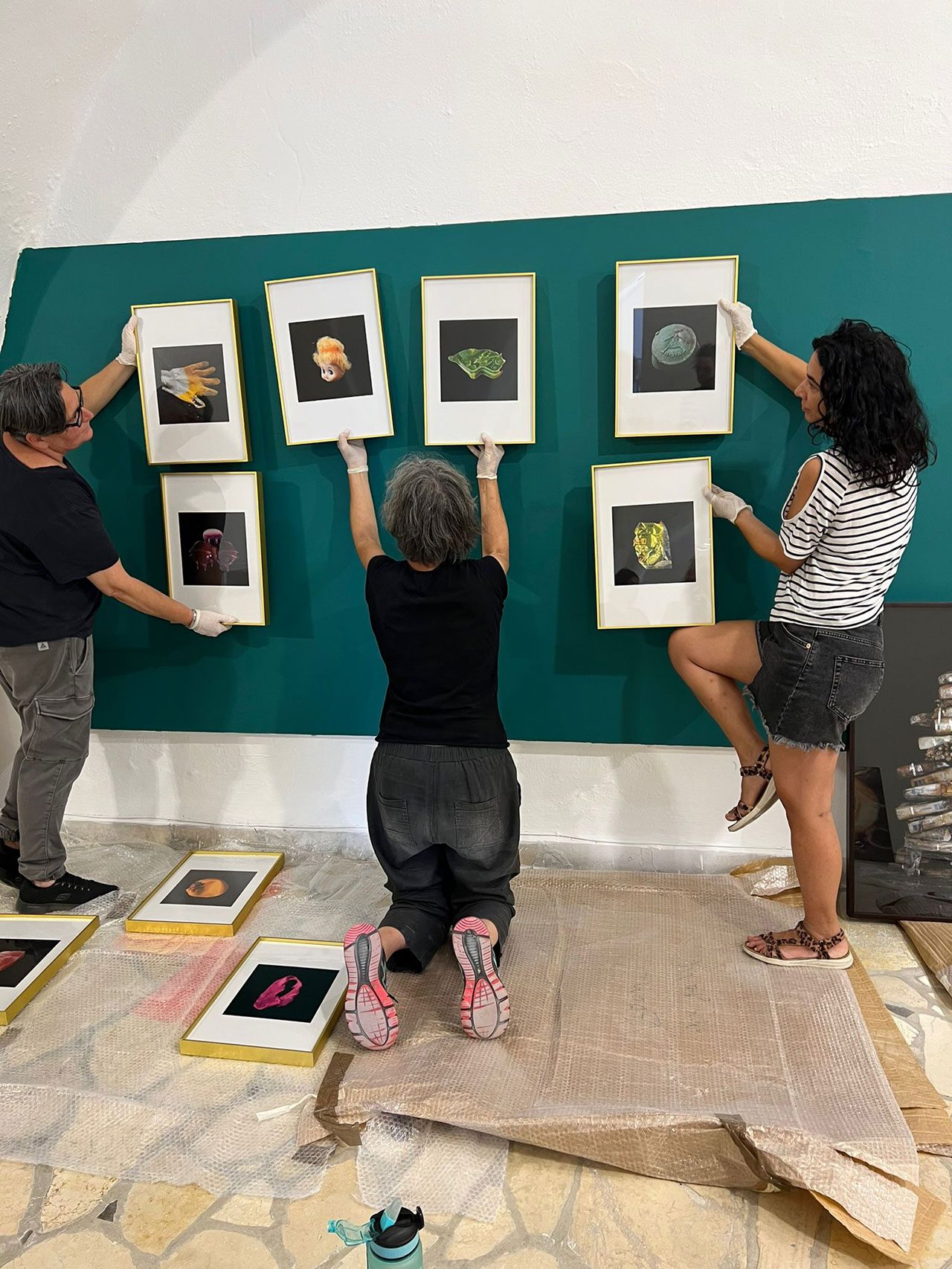 הכנות לתערוכת גמר. צילומים: בית לאמנות ישראלית